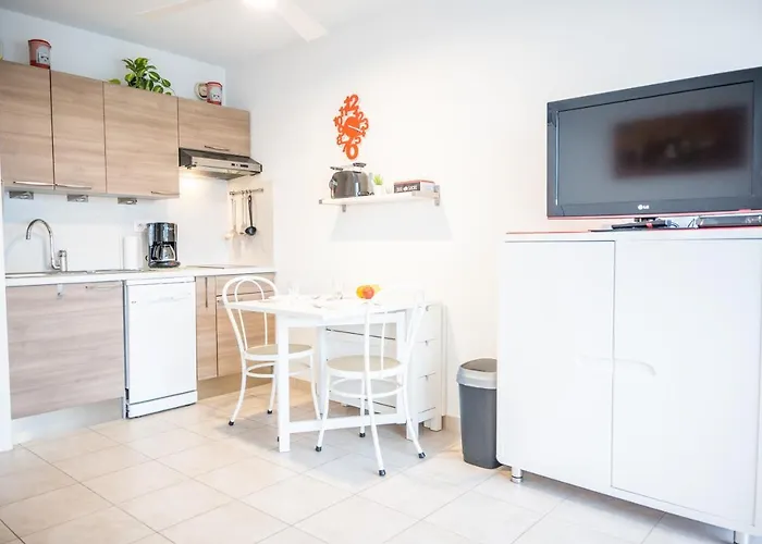 SUN7 STUDIO -FACE PLAGE- WIFI-PARKING -PISCINE - CoHôteConciergerieLaGrandeMotte